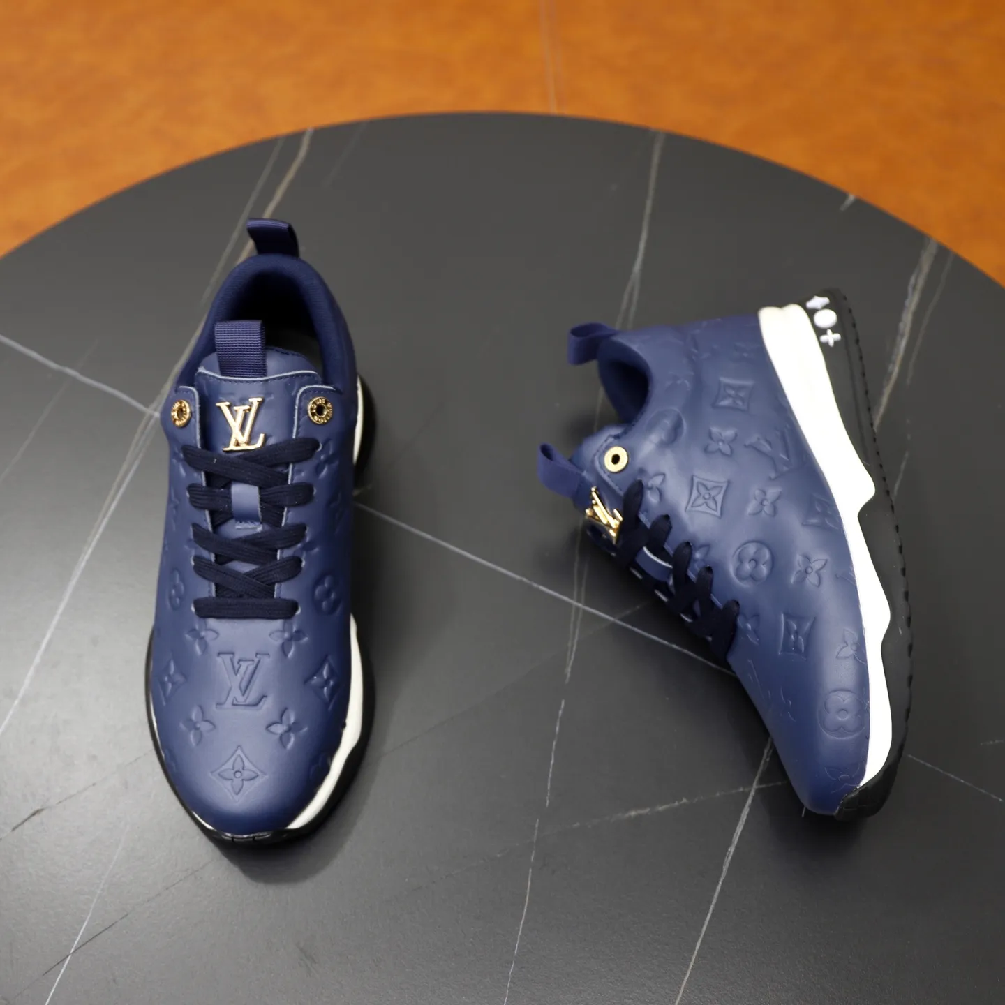Factory price: 520💰【LV】Louis Vuitton is a high-end brand of men's shoes, new models on the market, top luxury brand, the latest fashionable casual men's shoes, trendy and versatile style, relaxed and sporty style, calfskin upper and ultra-fine workmanship. The original personalized fashionable rubber wear-resistant outsole is light and comfortable on the foot. Code number: 39-44 (45, 46 customized)